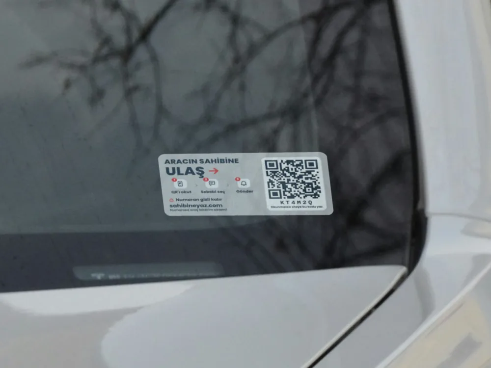 Ön camın iç yüzüne yapıştırılmış yarı saydam Sahibine Yaz sticker'ı, yakından